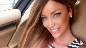 FOTO! Bianca Dragusanu a postat pe facebook o poza cu ea si una cu sora ei, din copilarie! Care dintre ele crezi ca este iubita lui Victor Slav? novalue
