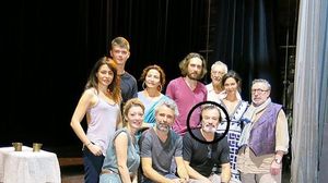 Dorel Iacobescu (in medalion), alaturi de echipa cu care joaca in piesa lui Dostoievski