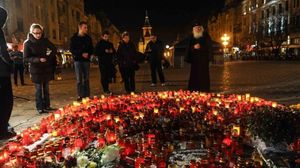 EXCLUSIV! Pelerinaj in noaptea de Revelion in fata clubului Colectiv! E incredibil ce s-a intamplat acolo! Parintii, prietenii si cunostintele celor morti in incendiu au tinut mortis sa se afle la trecerea dintre ani la locul cumplitei tragedii! Pe parcursul noptii de Revelion, sute de bucuresteni au simtit nevoia sa vina si sa se reculeaga la Colectiv