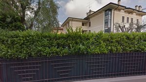 FOTO! Aceasta este vila lui Mircea Lucescu din Italia! Celebrul antrenor are o proprietate somptuoasa pe malul lacului Garda, langa Brescia! novalue