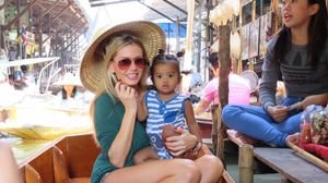 Nu cred ca a mai observat nimeni ca Andreea Banica avea un copil in brate in poza asta! S-a imbracat asa, iar fanii sunt in extaz! novalue