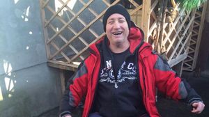 Nicu Maharu s-a pozat calare pe porcul proaspat sacrificat