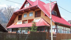 FOTO EXCLUSIV! Aici se retrage in vacante fostul premier Nicolae Vacaroiu! Ajuns presedintele Curtii de Conturi, demnitarul are o vila de 600 de metri patrati in Arges si un apartament de lux in Poiana Tapului! In aceasta vila din Poiana Tapului detine Nicolae Vacaroiu un apartament