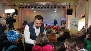 FOTO! Am aflat ce-a facut Horia Brenciu in ultimele zile! Nu, nu a cantat Horia Brenciu a impartit carti micutilor