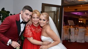 Anca Sigartau alaturi de fiica si ginerele sau, in ziua nuntii acestora