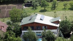 FOTO | In vila asta din Snagov s-a retras Radu Berceanu! Fostul ministru proiecteaza avioane intr-o casa de 250.000 de euro!