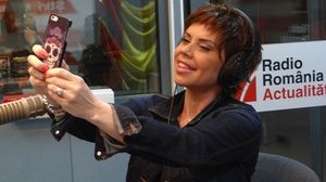 Pana de curand, Luminita Anghel isi purta parul tuns scurt si drept