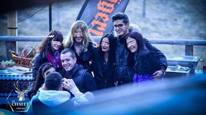 Andrei si Mihnea Nastase se distreaza cu gasca la cabana lor din Azuga