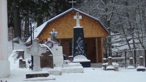 FOTO! Cum arata singura manastire din Romania in curtea careia sunt ingropati sute de legionari! Monumentul legionar din curtea manastirii din Predeal