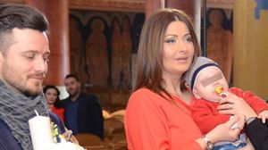 VIDEO EXCLUSIV! Imagini geniale cu nasa Gabriela Cristea la botezul finutului ei! Uite-o cu cata dragalasenie pupa piciorusul bebelusului! Baietelul nu a plans cand a fost bagat in cristelnita, a purtat o tinuta sic, iar tortul a reprezentat senzatia seri