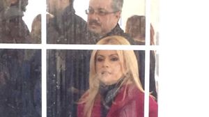 Simona Gherghe s-a incalzit intr-un cort amenajat in piata