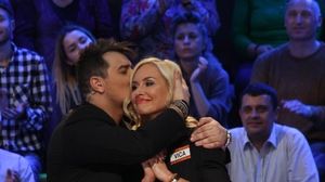 FOTO EXCLUSIV | Se naste o idila? Vica si Bursucu’, apropieri periculoase! Cei doi s-au pupat si s-au luat in brate in platoul de la “Roata Norocului” novalue