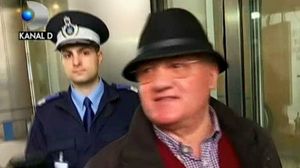 VIDEO Mitica Dragomir a facut show la DIICOT! Nu a vrut sa-si lase telefonul la jandarmi, ci i l-a dat lui ... Cristi!