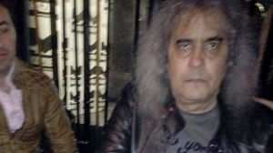 Minculescu isi protejeaza mana cu o manusa