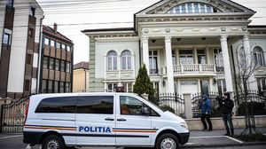 FOTO! Milionarul arestat Ilie Carabulea si-a tras doua case, fata in fata, despartite doar de strada! Sibienii vorbesc despre un tunel pe sub sosea care face legatura intre vile! Omul de afaceri si fiul sau au ajuns in spatele gratiilor pentru un prejudic novalue