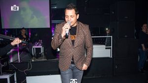 Foto | Jean de la Craiova si-a tras microfon “sclipicios” ca cel al Andreei Balan! Artistul a facut senzatie la un concert, in Italia, si si-a afisat si sacoul de peste 3.000 de euro