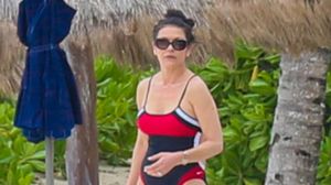 Imagini de senzatie cu Catherine Zeta-Jones la plaja! Paparazzii au realizat materialul primaverii! Are 46 de ani, dar tot arata SUPERB! novalue