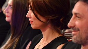 FOTO EXCLUSIV! Ce sotie frumoasa are Andi Vasluianu! Actorul a tinut-o de mana pe toata durata unei gale de premiere! Se vede ca e topit dupa ea! novalue