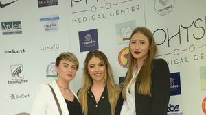 Sotia lui Mihai Pintilii (stanga) are geanta Chanel si incaltari Valentino. Tot de la brandul italian este si geanta iubitei lui Cornel Rapa (dreapta)