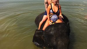 Rebecca Petrescu a traversat un rau calare pe elefant