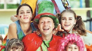 Magicianul Ralea, alaturi de Colombina (stanga) si Mica