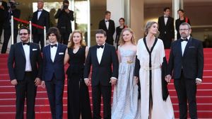 Regizorul Cristian Mungiu, alaturi de actorii din filmul "Bacalaureat", premiat la Cannes