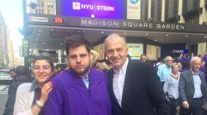 Alex, dupa ceremonia de absolvire, intre sora sa, Ana, si tatal sau, Mircea Geoana