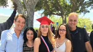 FOTO! Fata cea mare a Elenei Carstea a terminat liceul! Uite ce sexy a fost Merisanda la absolvire