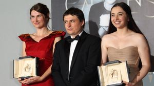 Cristian Mungiu cu actritele Cristina Flutur (stanga) si Cosmina Stratan (dreapta), eroinele din filmul ”Dupa Dealuri”
