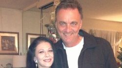 FOTO! Imagine incredibila de la priveghiul fiului vitreg al Elenei Carstea! Uite ce a rulat pe plasmele instalate deasupra sicriului!