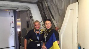 Video | Echipa de fotbal a Romaniei, sustinuta si de stewardese! Uite cum s-au fotografiat acestea in avionul spre Paris
