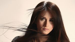Madalina Manole incercase sa-si relanseze cariera muzicala cu ajutorul lui Costi Ionita! Din dorinta de a intra din nou in gratiile publicului, regretata artista remixase cu Costi melodia "Fata draga" novalue