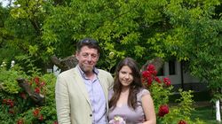 FOTO Fata Monei Nicolici a terminat liceul! La fotografiile de absolvire, parintii Mariei au evitat sa se pozeze impreuna!