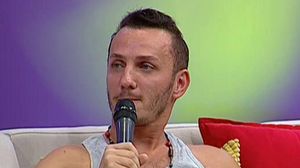 VIDEO Mihai Traistariu, urmarit toata viata de pozele in chiloti ...