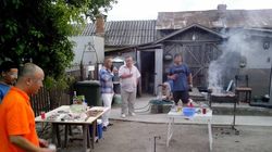 FOTO! Ajuns rau cu banii, nea Popa din "La Bloc" nu rateaza nici un gratar pe la prieteni