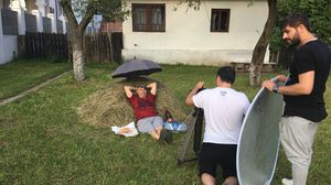 FOTO Ce se mai distreaza la filmari Nicolae Guta! Uite-l pe manelist tolanit in fan, cum mananca slana si pune casetofonul pe gratar! novalue
