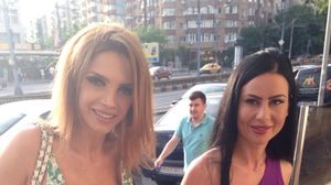 FOTO EXCLUSIV! Cristina Spatar si cea mai buna prietena au purtat genti identice la un eveniment! Accesoriile costa 4000 de euro! Amica vedetei a incercat sa ascunda brandul gentii! novalue