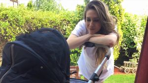 Ce face Adela Popescu ca sa aiba mult lapte pentru baietelul ei! Bea ceaiuri speciale si foloseste foi de varza pentru ranile de la sani! novalue