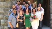 Oana Boc, intr-o rochita verde, scurta, in mijlocul colegilor sai