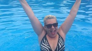 FOTO! Silvia Dumitrescu s-a distrat de minune la mare! Uite cum arata celebra solista in costum de baie novalue