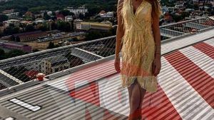 FOTO | Denisa Nechifor a facut senzatie la un eveniment intr-o rochita aurie…de vara! novalue