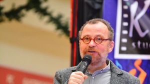 Ovidiu Cuncea a imbracat straie bisericesti si a slujit intr-o bisericuta crestin ortodoxa din Grecia novalue