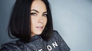 Foto | Tinuta Innei i-a jucat feste pe scena! Imbracata doar intr-un tricou larg, cantareata a aratat mai mult decat ar fi trebuit novalue