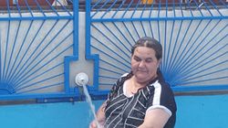 FOTO | Asa ceva vezi mai rar! Vaduva regelui rromilor face baie imbracata, in piscina din curtea “palatului” din Sibiu