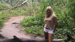 FOTO | Elena Udrea, super-sexy! A mers in pantaloni scurti si desculta prin padure