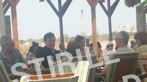 FOTO! Toata lumea l-a dat disparut pe Crin Antonescu, dar noi l-am gasit! Uite-l cum se distreaza pe litoral, alaturi de sotie! 