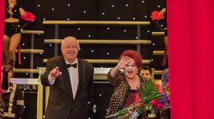 Alexandru Arsinel, pe scena, alaturi de partenera sa Stela Popescu