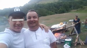 Regele Cioaba si un nepot si-au facut selfie in timp ce pregateau gratarul