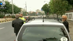 VIDEO Se grabea la cununie si a incalcat legislatia! Ce cantareata a fost oprita de politie - Degeaba a incercat sa se foloseasca de popularitate, tot a luat amenda