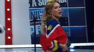 Corina, show incendiar in platou la WOWbiz! Artista s-a unduit si si-a ridicat hainele de pe ea! Posteriorul ei n-a aratat nicicand mai bine